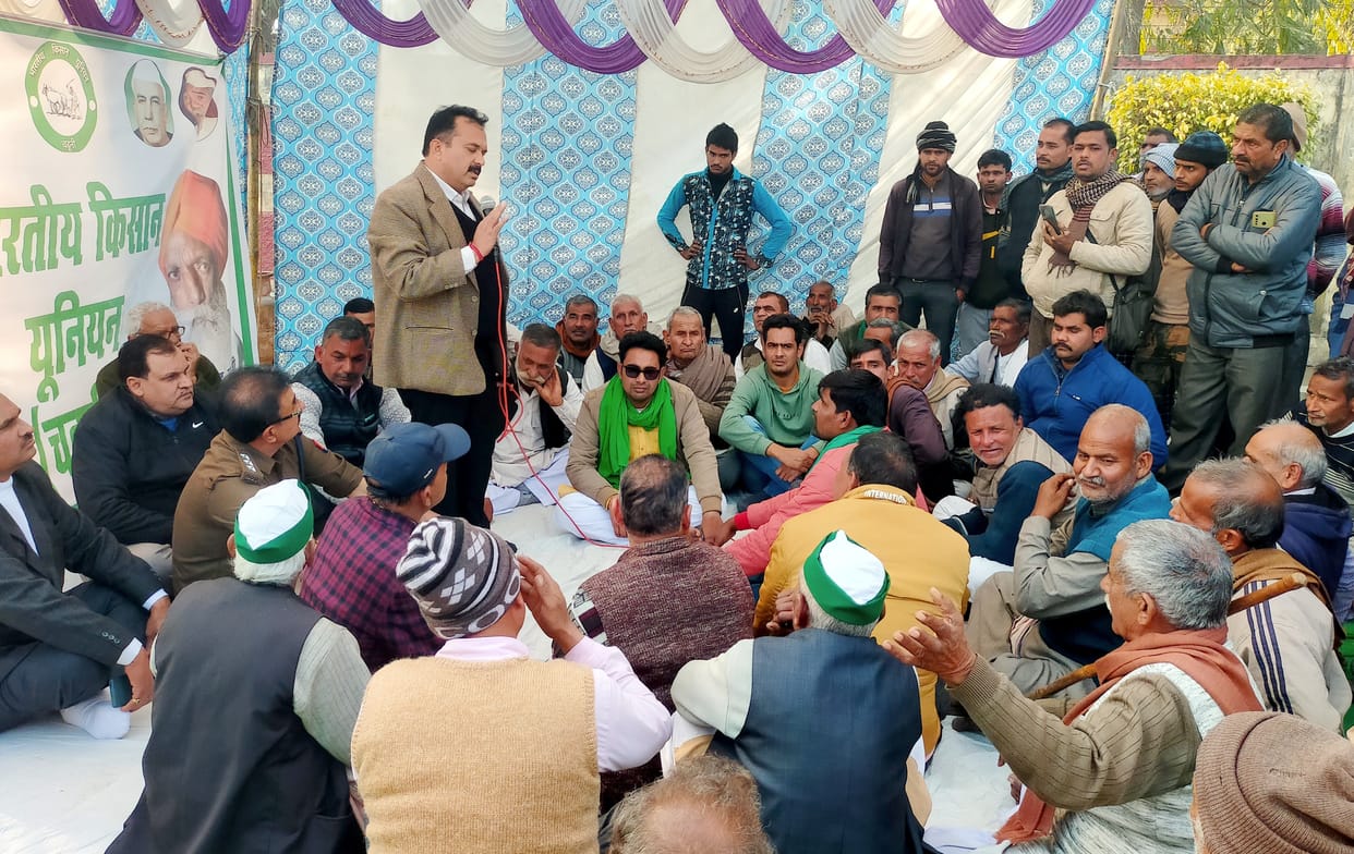Uprooted the tents of the farmers protesting at the Bilai Sugar Mill, ran and thrashed