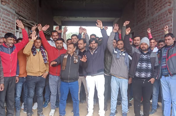 Weighing clerks demonstrated in Najibabad regarding demands