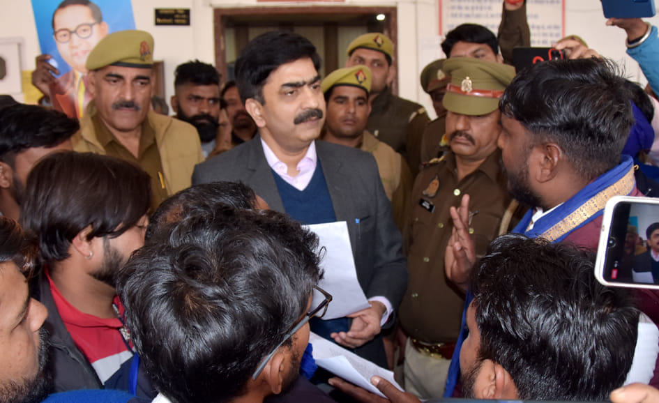 Aspa workers picket, protest at DM office