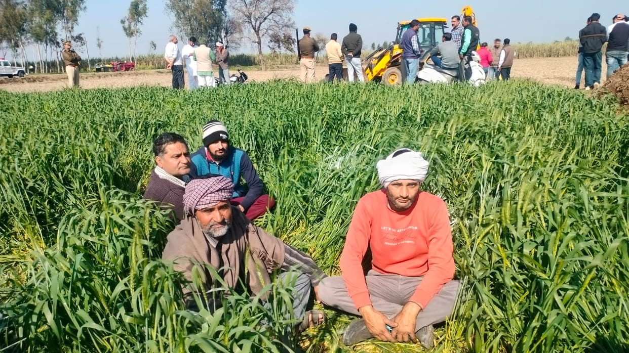 Farmers stopped the work of electric tower due to non-receipt of compensation