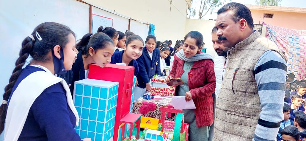 Harsh, Vaishnavi and Vishal came first in science exhibition