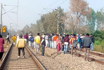 बदनामी का डर: पड़ोसी की पत्नी ने दी धमकी, दहशत में ट्रेन के आगे कूदकर दी जान; सुसाइड नोट में बयां किया दर्द Frightened by allegations of molestation, the young man committed suicide