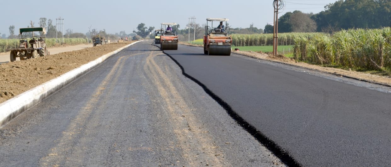 Asphalt work started on one side of Saharanpur road