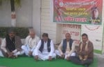 नागल में बजाज शुगर मिल गेट पर क्रमिक अनशन पर बैठे किसान