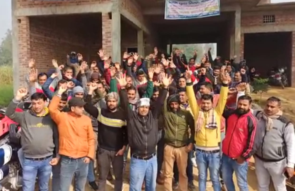 Weighing clerks submitted memorandum to the sugarcane commissioner in Najibabad