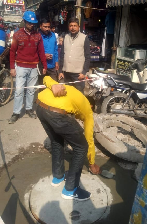 The company started changing the broken cover of sewer