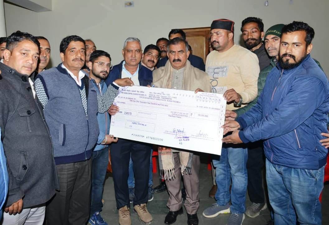 Employees of cooperative societies handed over a check of Rs 1,01,101 to the Chief Minister
