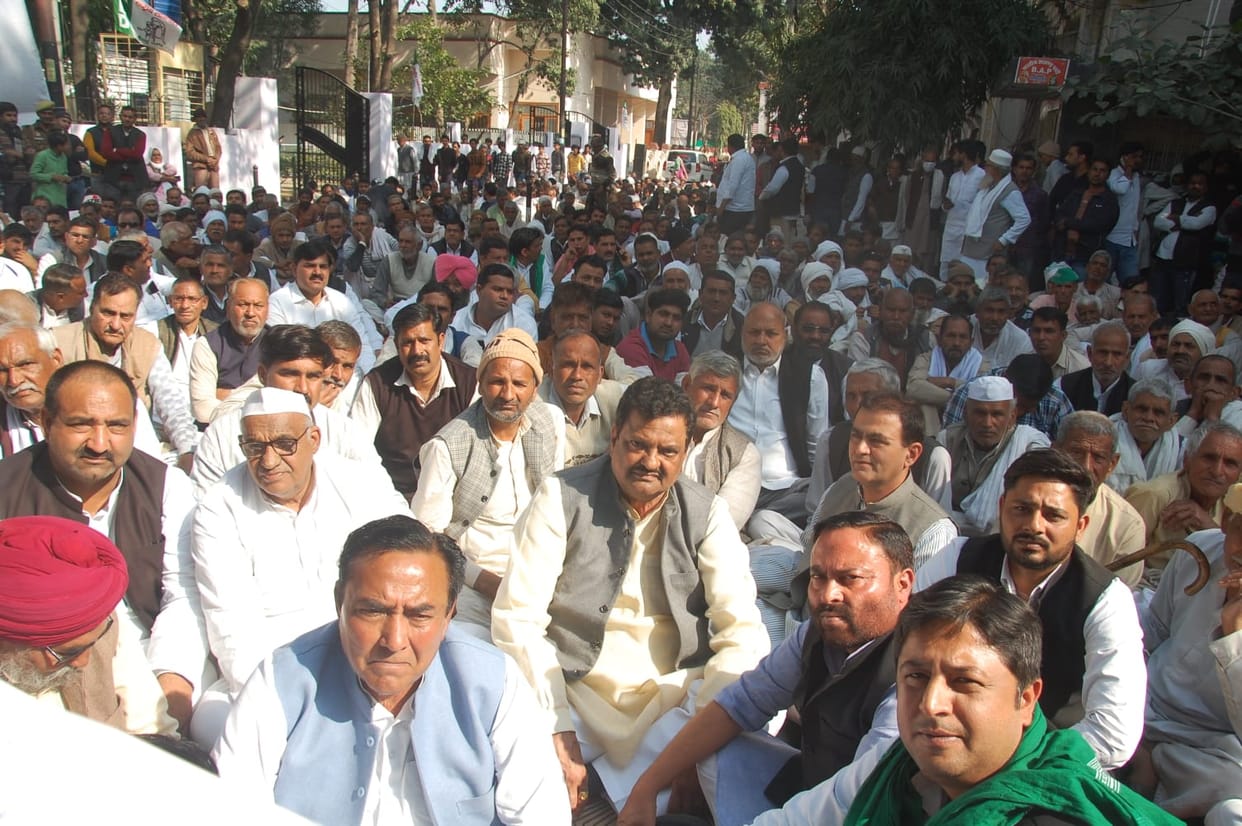 RLD thundered in the Collectorate on the issues of farmers