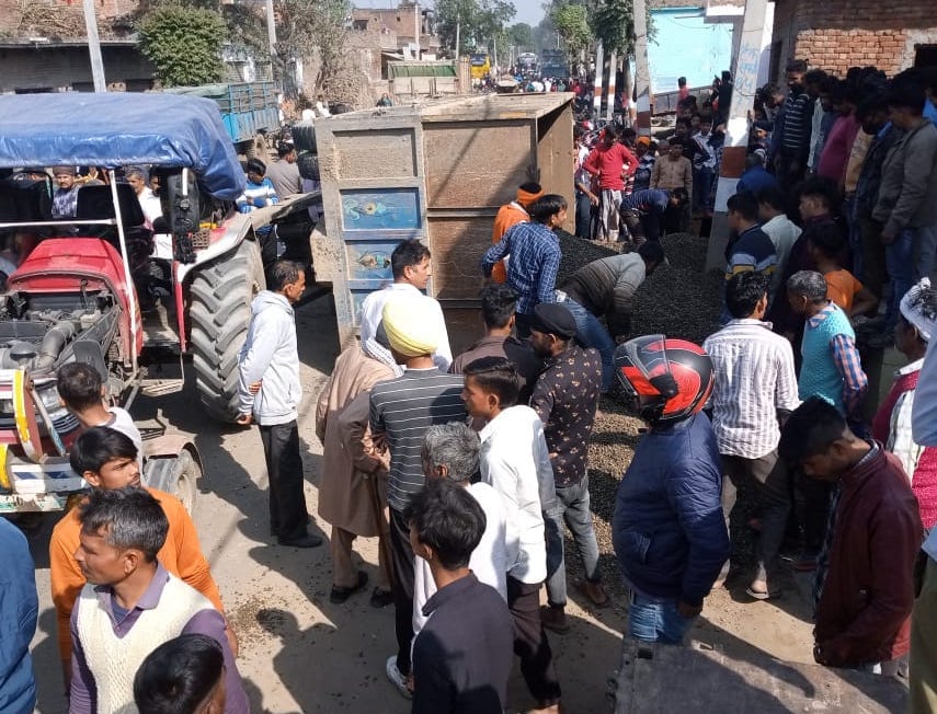 Mining trolley tire burst in Najibabad, woman died