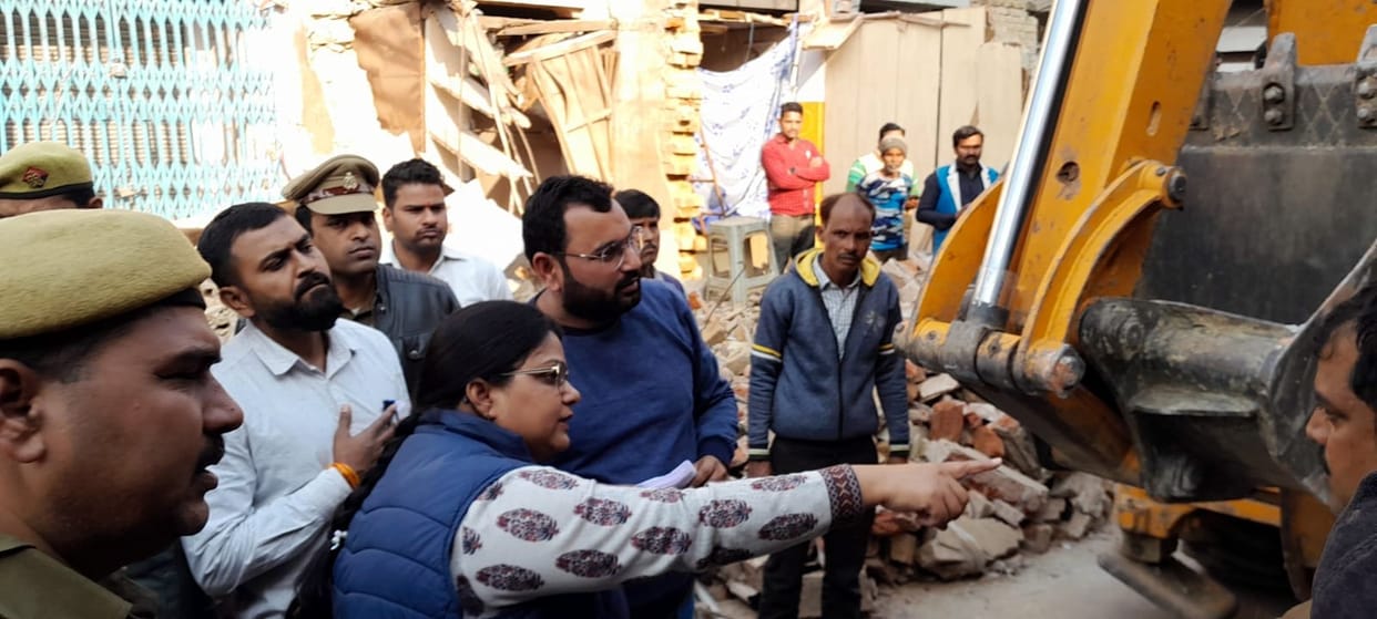 JCB thundered on Sankata Devi Road, 15 shops were demolished