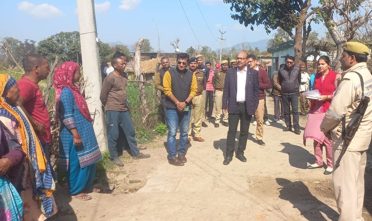 DM visited Chatruwala village, heard the problems of families of Boxa tribe