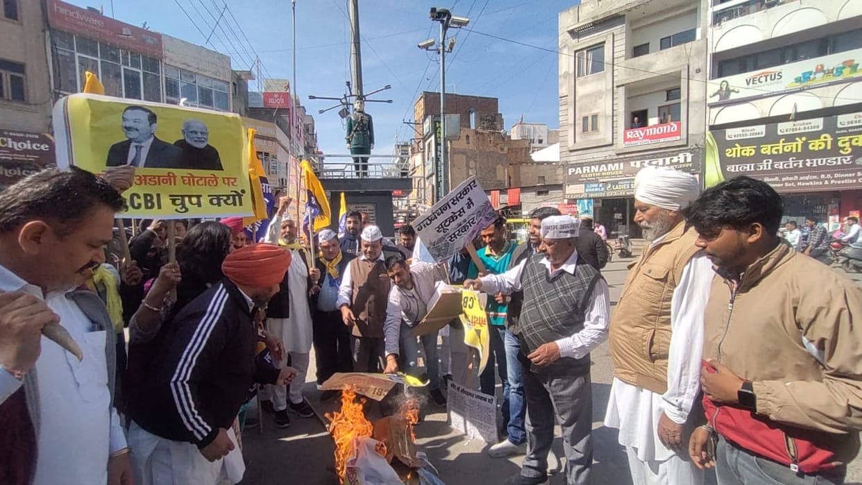 AAP demonstrated in the city, burnt effigies of the central government and Adani