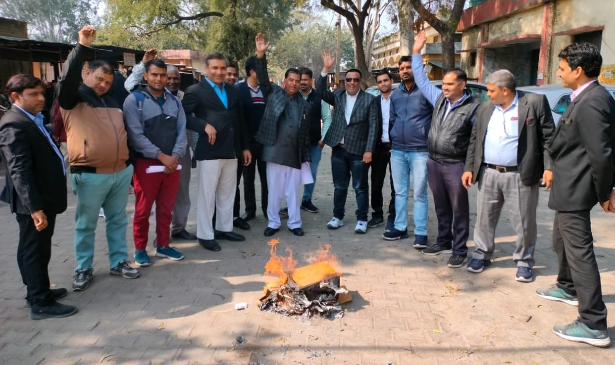 Advocates burnt the effigy of Chief Minister Yogi
