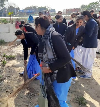 08 बीडीएनयूजेएचपीएच01)बॉकेबिहारी कालेज में सफाई करती एनएसएस की छात्राएं।संवाद