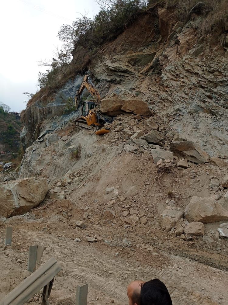 Rock Fell On Poklen In Padchu, Nh Remained Closed For Two Hours - Mandi ...