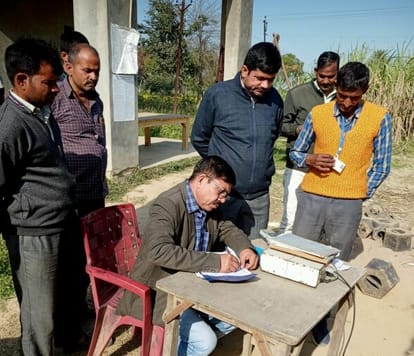 (09 बीडीएन-33)सिलहरी गन्ना क्रय केन्द्र पर किसानो से बात करते केन मैनेजर केके चौधरी।संवाद