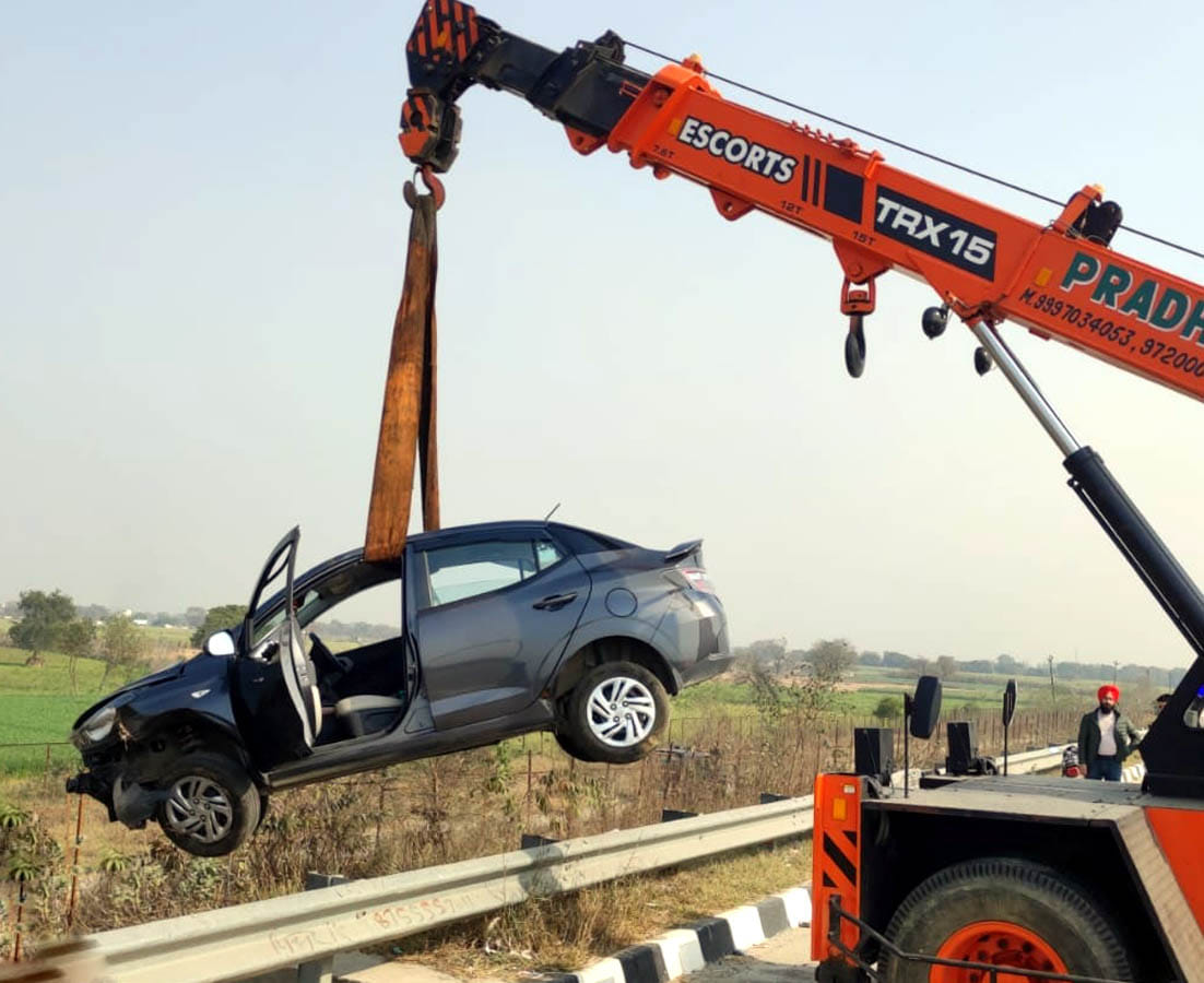 Speeding car fell down from expressway, driver injured