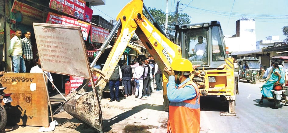 Bulldozer running on encroachment in Baskhari
