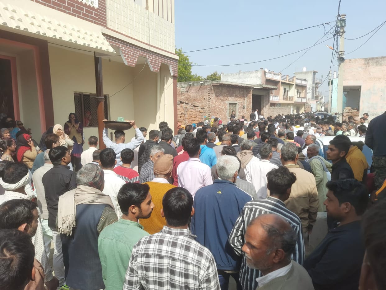 Crowd gathered at the funeral of the youths who died in the accident