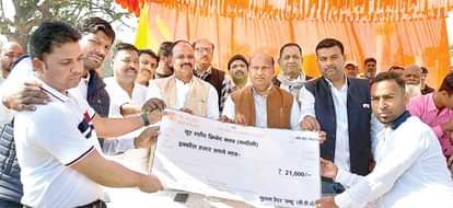  विजेता टीम को सम्मानित करते अतिथि।