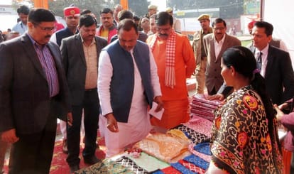 (10 बीडीएन-23)बदायूूँ क्लब में जनपद स्तरीय निवेश कुंभ में लगी प्रदर्शनी का अवलोकन करते विधायक ह