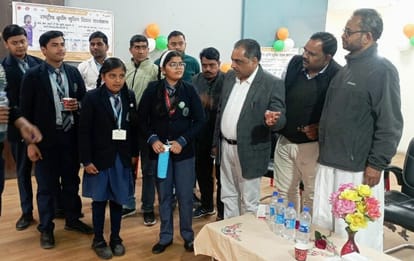 (10 बीडीएन-25)किर्मी मुक्ती दिवस पर बच्चो से बात करते सीएमओ डॉ. प्रदीप कुमार बार्ष्णेय।संवाद