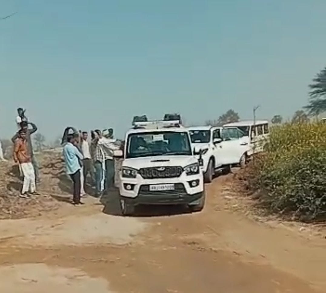 Farmers opposing Agriculture Minister JP Dalal and Adampur MLA.