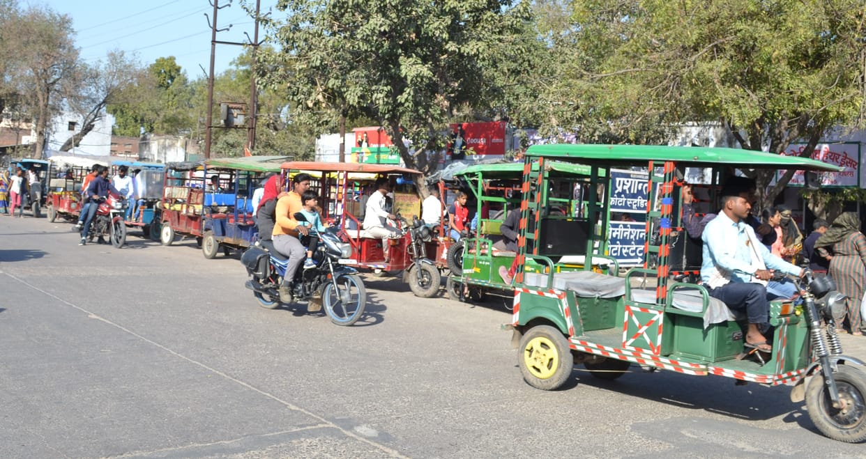 Traffic jam in the city due to the arbitrariness of e-rickshaw drivers