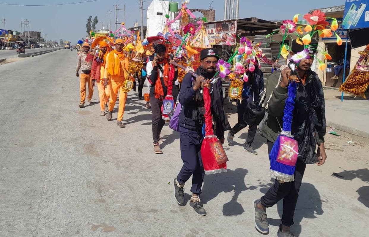 The kanwariyas returning with kanwar and gangajal in Najibabad