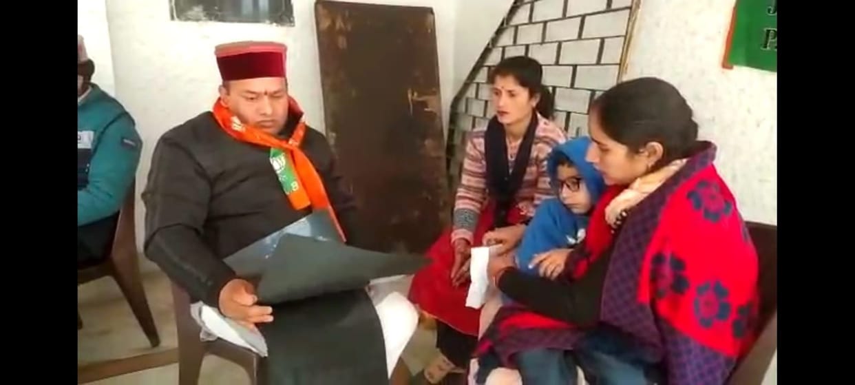 Leaving the party meeting, Dr. Janak went out to see child
