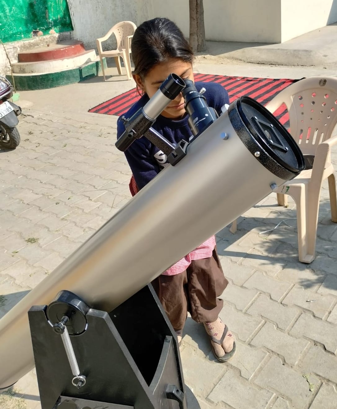 Students in Bijnor are observing planets with the help of telescope