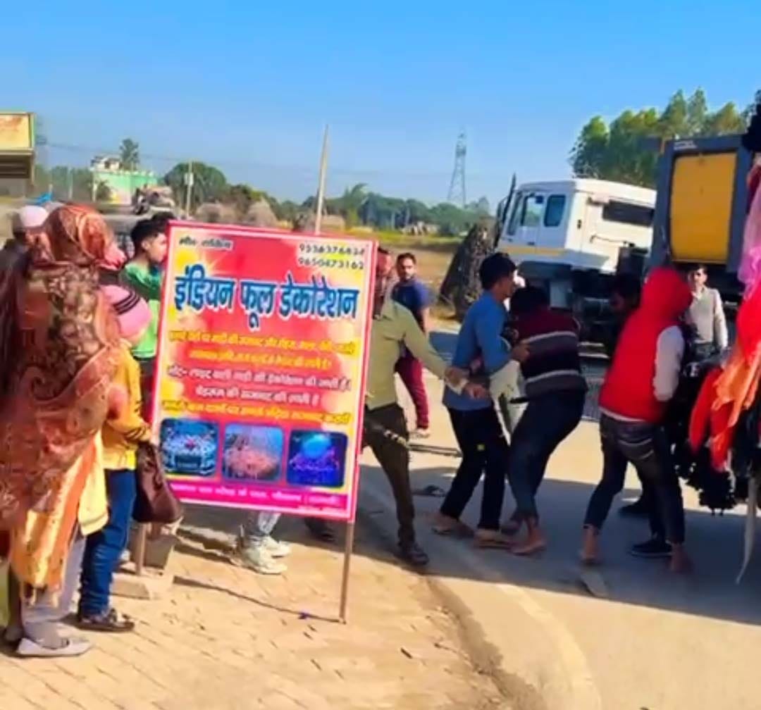 Clash between two groups at crossroads, video viral