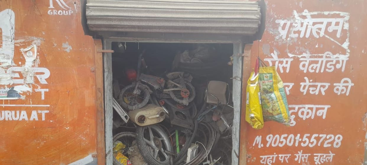 Thieves were fleeing after loading goods in Tata Ace, leaving them trapped in the soil.