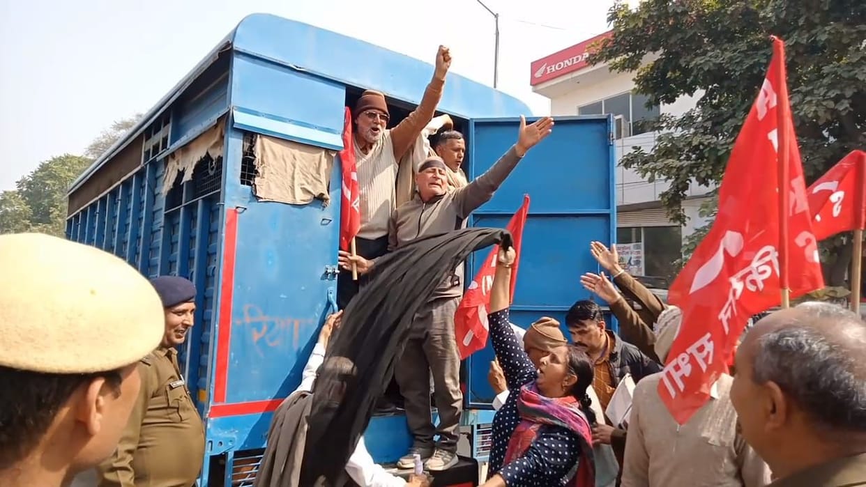 Mahila Samiti and Kisan Sabha showed black flags on the arrival of Chief Minister