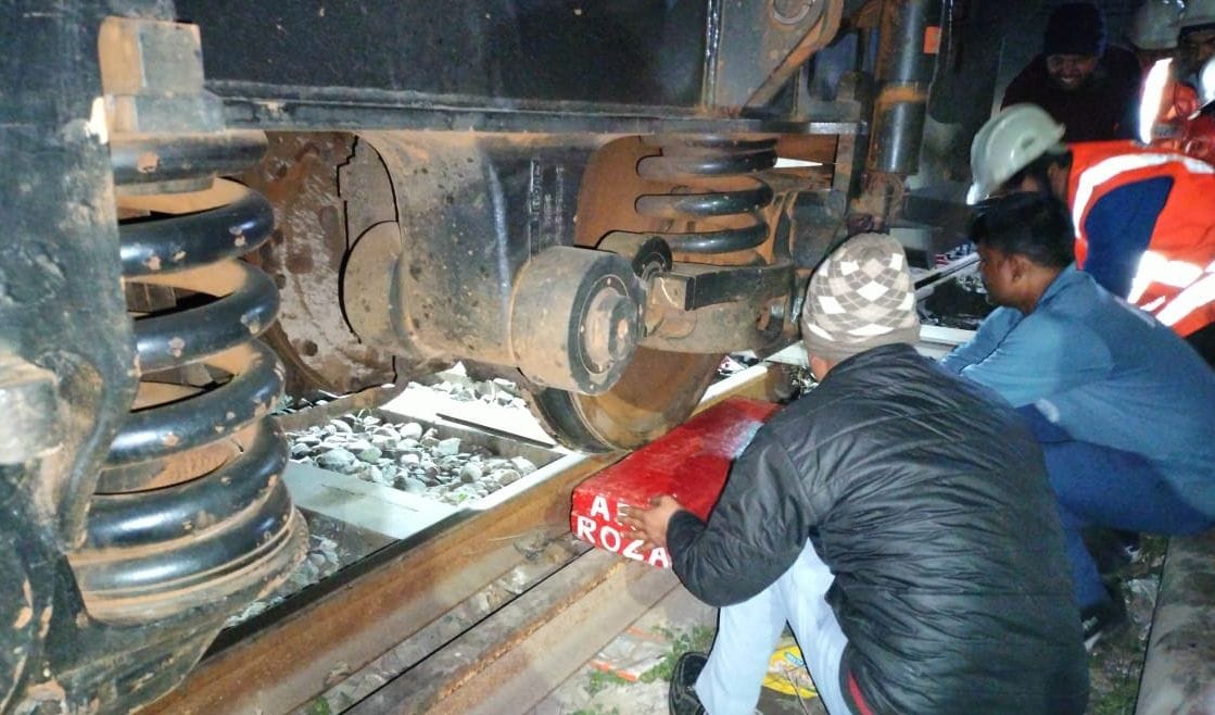 Six wheels of the engine derailed on the loop line