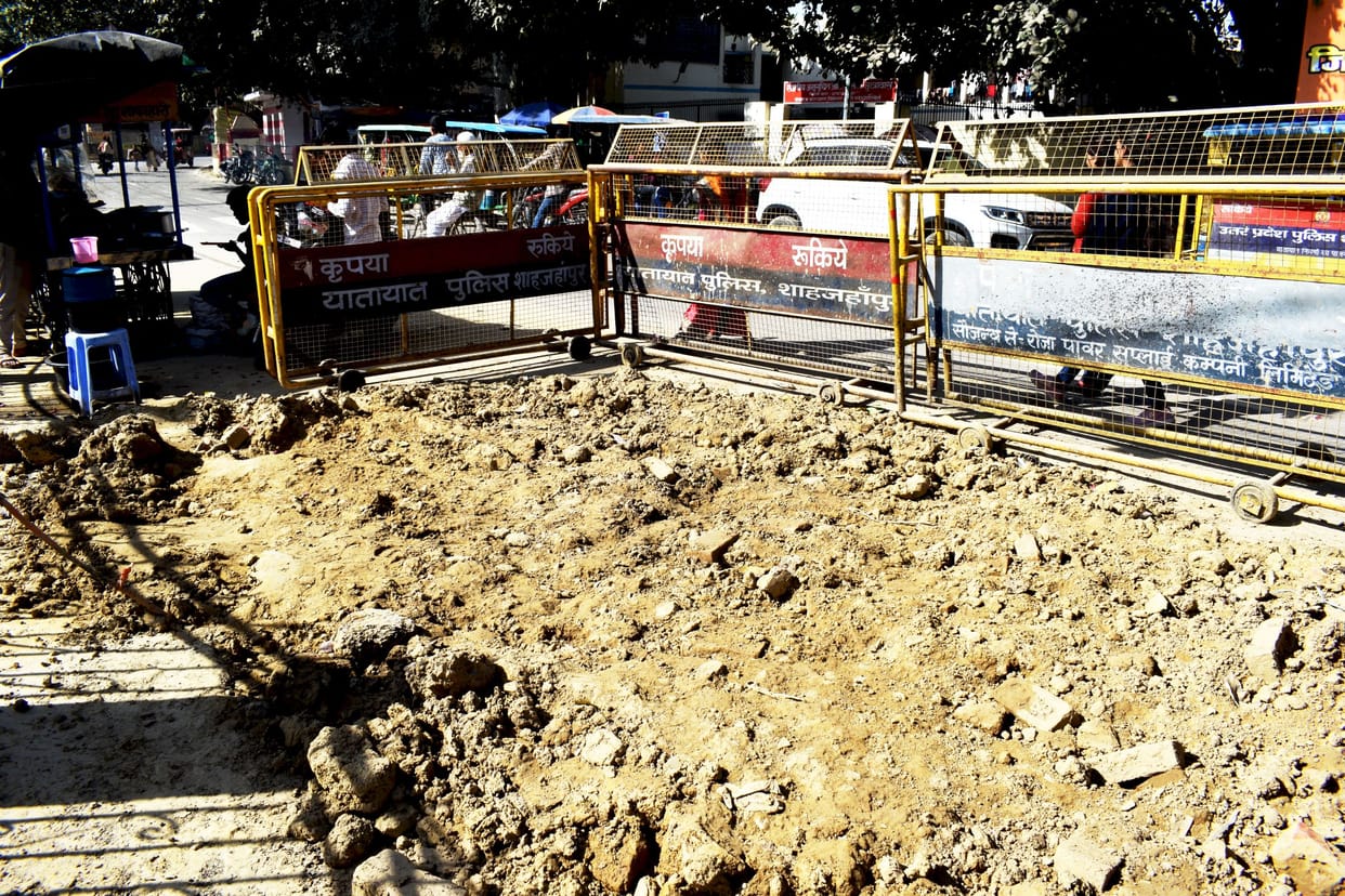 Jam in the city due to digging of roads, dust cloud is also troubling
