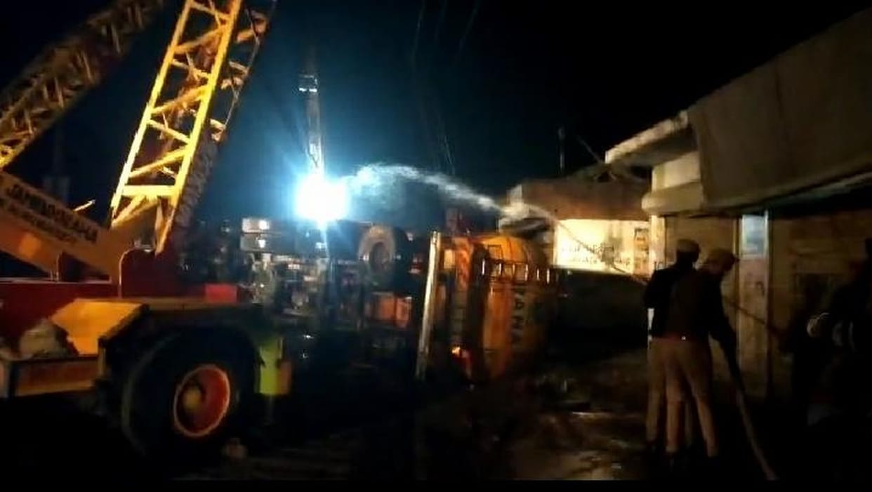 Ethanol spilled due to overturning of tanker, Hathoda to Putulal Chauraha road remained closed for six hours