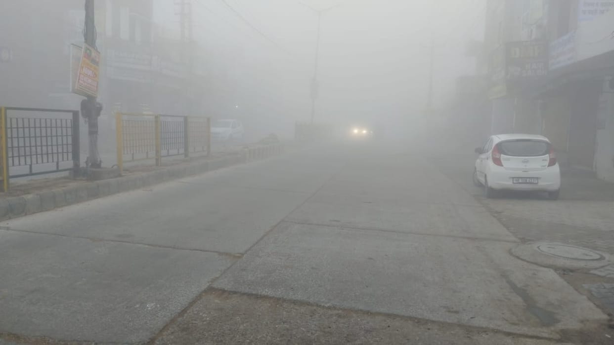 Fog engulfs Fatehabad, temperature drops by one degree