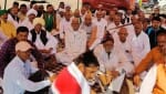 केएमपी के पिपली टोल प्लाजा पर चल रहे धरना स्थल पर बैठक करते किसान। संवाद