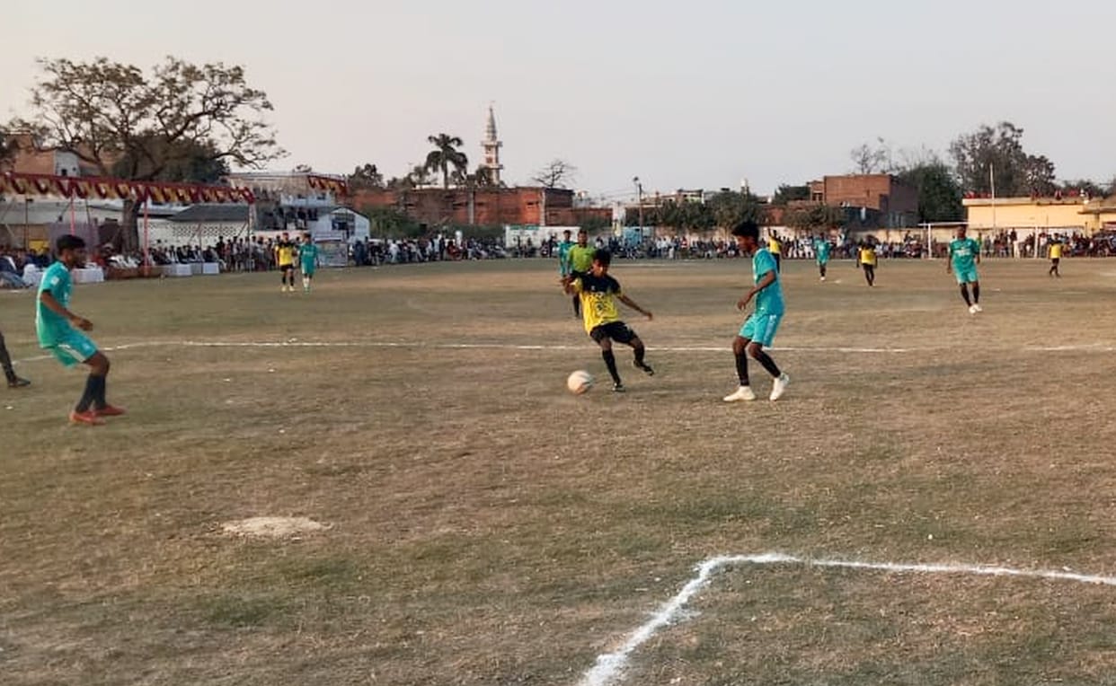 United Club Siwan and Modern Club Mau in the semi-finals