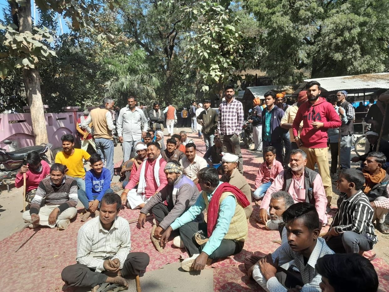 Cattle left closed in Tarabganj Tehsil premises