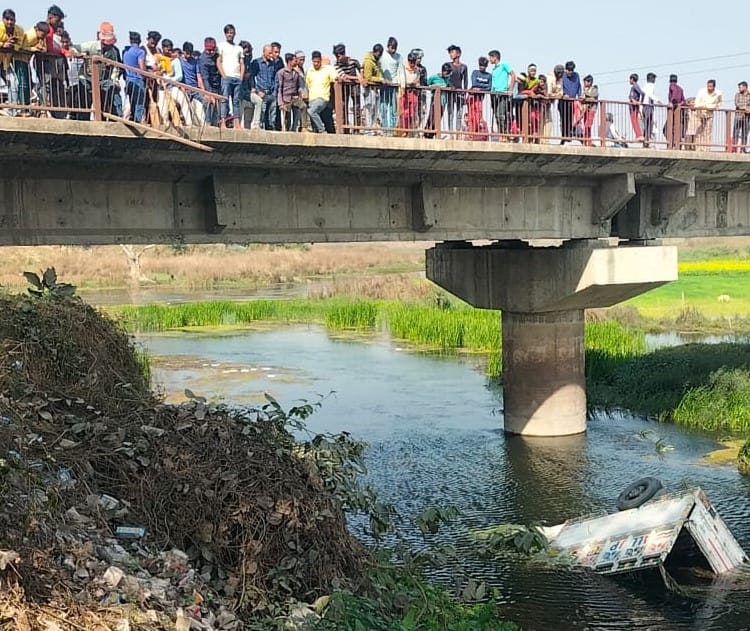 pickup fell in manorama river
