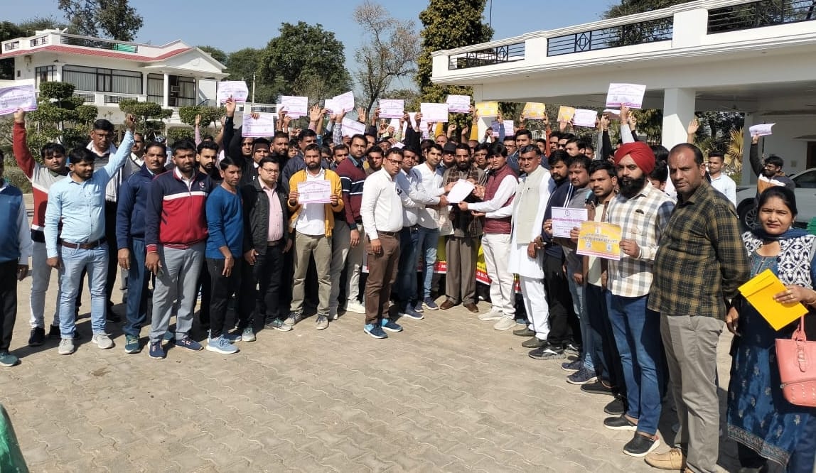 The clerks shouted slogans and submitted memorandum to the MLA, warning of agitation for not accepting the demands soon