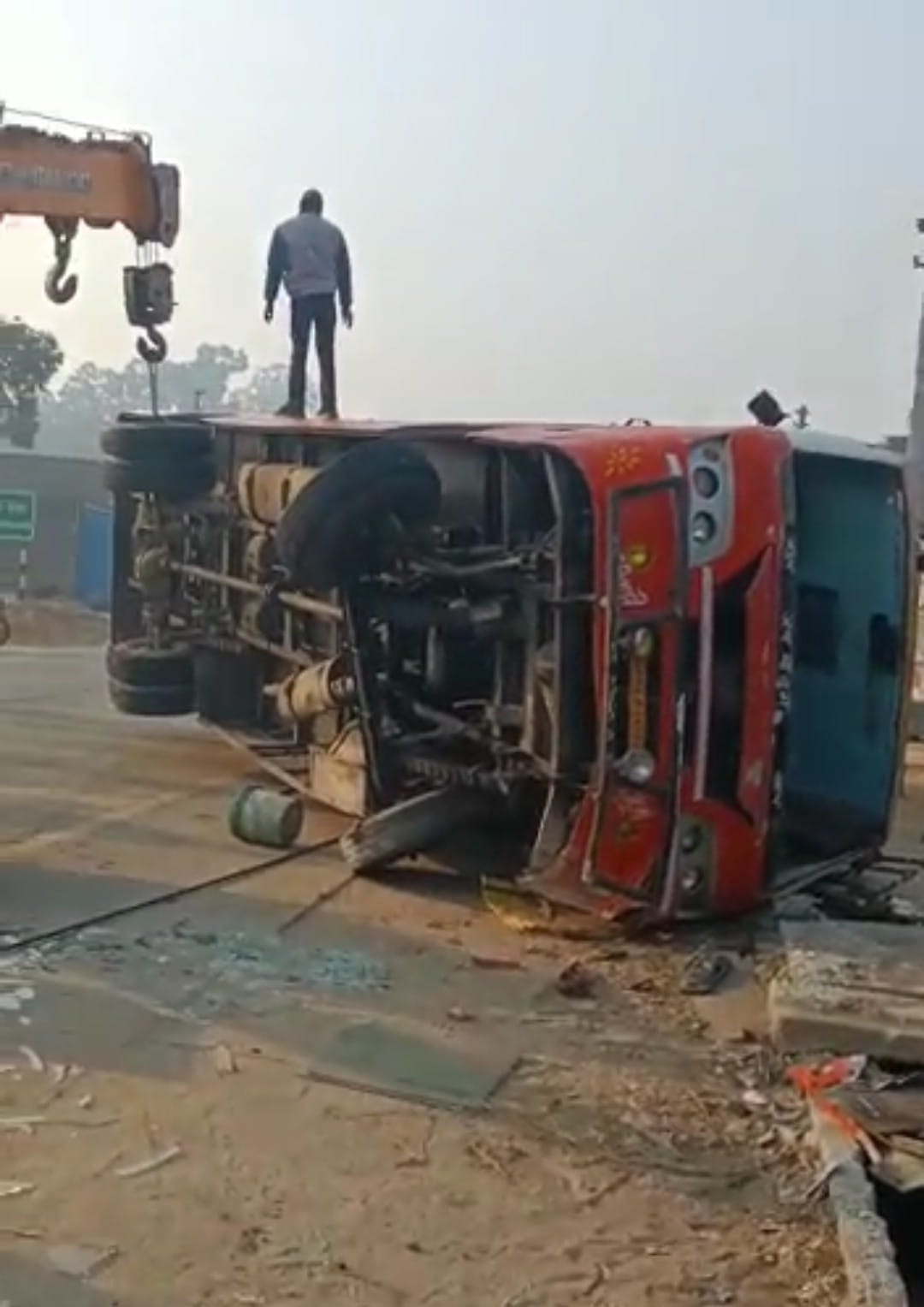 Uncontrolled bus full of baratis overturned, six injured