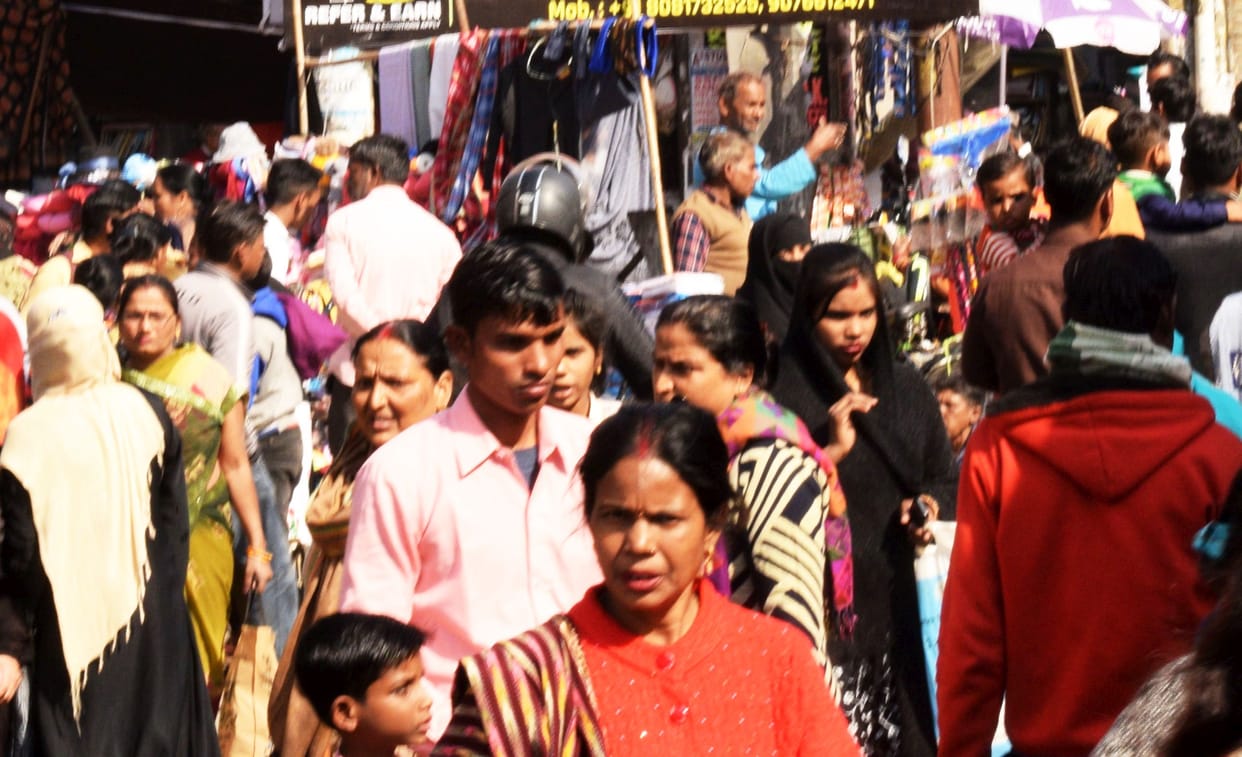 The husband hanged himself after the wife did not come from her maternal home