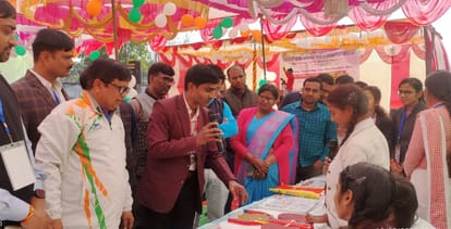  देव इंद्रावती पीजी कॉलेज में सोमवार को विज्ञान प्रदर्शनी का अवलोकन करते अतिथि।   -संवाद