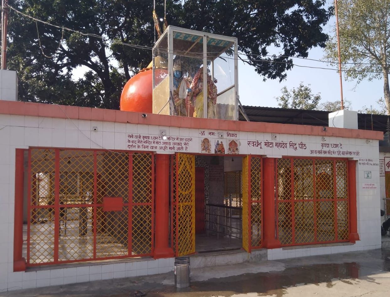 Kanwariyas first offer water to Mota Mahadev Temple of Najibabad
