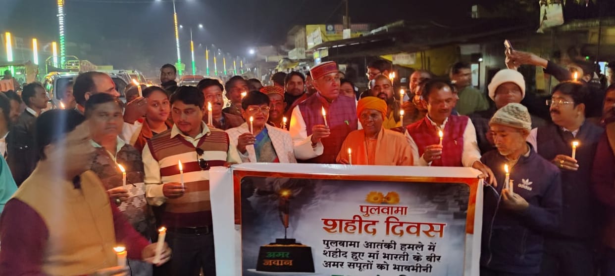 Tribute to the martyrs of Pulwama by taking out candle march