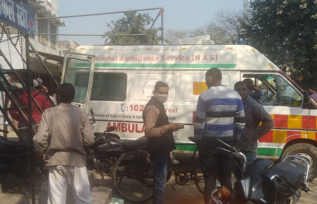 pregnent women gonda on road chc