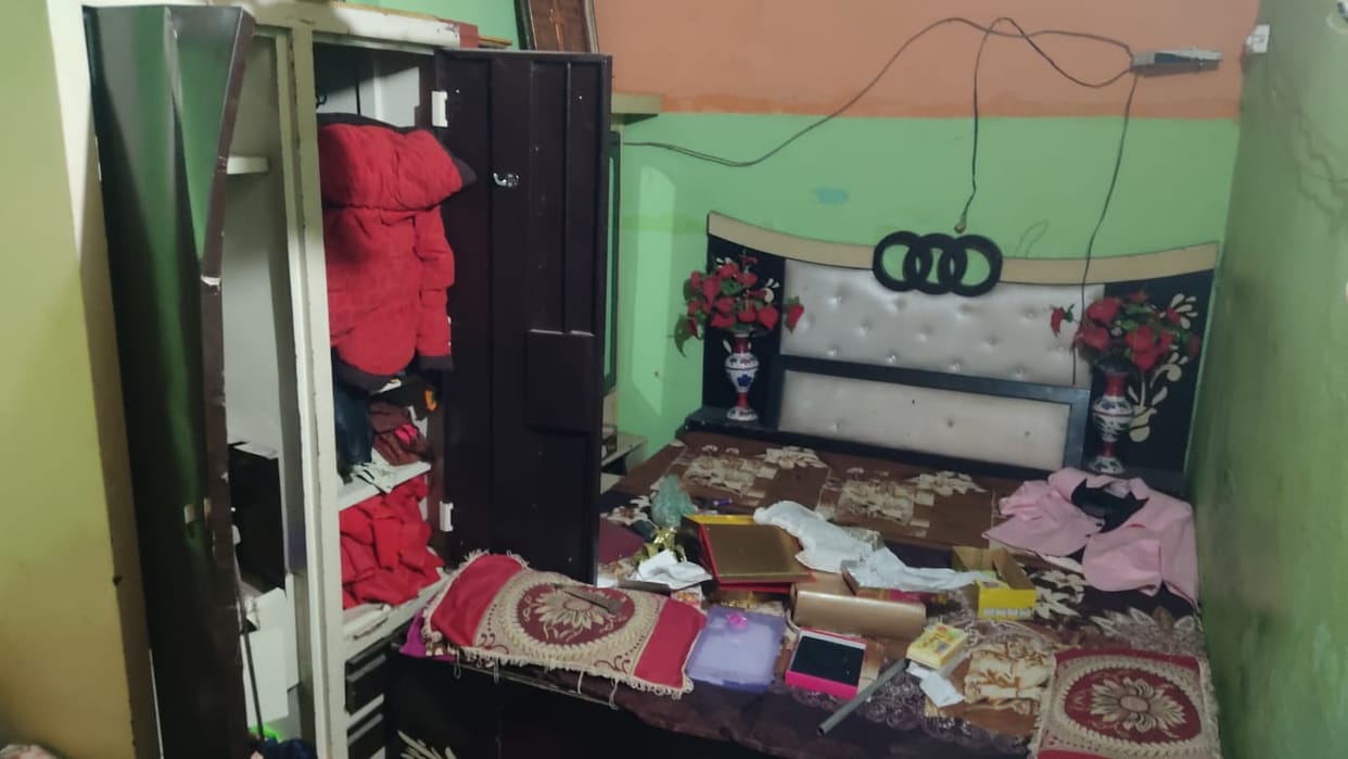 Goods worth lakhs stolen by breaking the shutter of two shops